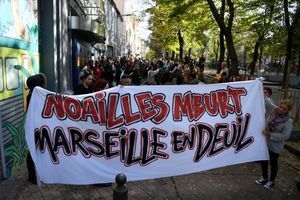 La banderole "Noailles meurt, Marseille pleure" déployée en hommage des victimes.