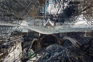 L'échafaudage de la flèche de Notre-Dame de Paris, déformé par la chaleur de l'incendie.