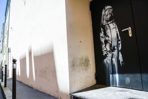 L'oeuvre attribuée à Banksy, ici en 2018, sur la porte du Bataclan. 