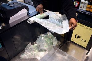 Un sac en plastique en décembre 2015 dans un supermarché parisien. Ce type de sacs sera désormais banni des rayons fruits et légumes.