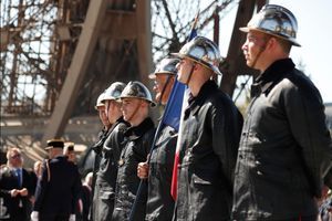 Des pompiers, portant des uniformes de l'époque, célèbrent les 75 ans de la Libération de Paris. 