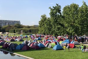 Environ 500 migrants sans-abri s'étaient installés mercredi dans le parc André-Citroën, dans le sud de Paris, avant d'être rejoints par d'autres.