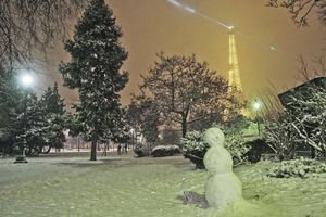 Paris se réveille sous un épais manteau blanc