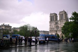 Les policiers devant Notre-Dame mardi, après l'attaque. 
