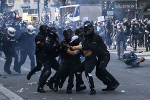Paris : heurts entre manifestants et policiers lors de la manifestation anti-violence