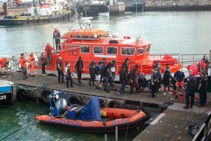 Des migrants sauvés et escortés par la SNSM à Calais, le 15 septembre 2021.