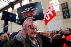 A Marseille, jeudi, un homme affiche son soutien aux cheminots grévistes à la gare Saint-Charles.