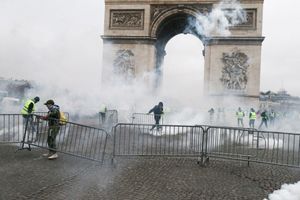 Ici, scène de violences à l'Arc de Triomphe lors de la manifestation des "gilets jaunes" du 1er décembre. 