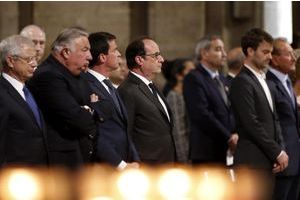 Politiques et anonymes à Notre-Dame de Paris pour le père Hamel 