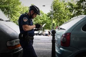 Un officier procède au contrôle de véhicules pendant la circulation différenciée à Paris.