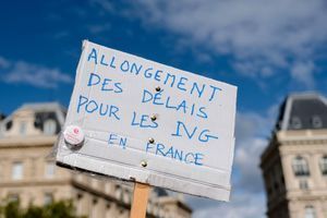 Manifestation à Paris pour l'allongement du délai légal pour recourir à l'avortement.