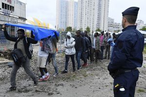 Près de 2 500 migrants évacués de campements dans le nord de Paris