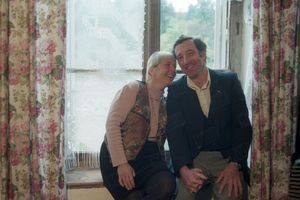 L'ancien prostituée Marie Arbant et l'ex-juge Philippe Le Friant, main dans la main, dans la maison du village des Villettes, près de Saint-Etienne, en octobre 1995. Le couple pense alors avoir gagné son combat. 