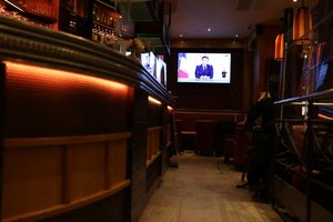 Un bar parisien retransmet l'élocution du président français.