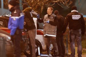 La police à la recherche des suspects à Reims mercredi 7 janvier. 