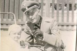 Rainer Diekmann, à gauche, bébé, et son père Adolf Diekmann, l'officier SS qui a orchestré le massacre d'Oradour.