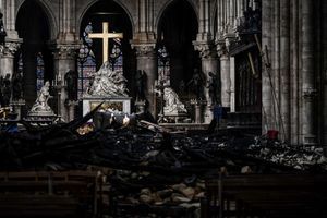L'intérieur de Notre-Dame ravagé par l'incendie.