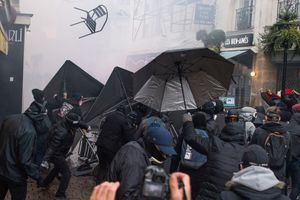 Heurts entre forces de l'ordre et manifestants à Nantes, samedi après-midi. 