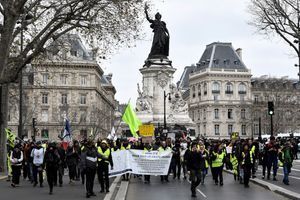 Les "Gilets jaunes" manifestent, le 28 décembre 2019 à Paris. 