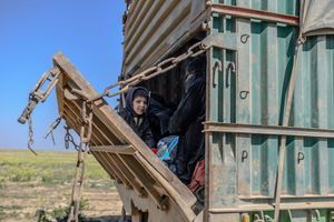 Une photo prise le 20 février 2019 montre un camion conduit par des combattants des Forces démocratiques syriennes (SDF) soutenus par les États-Unis transportant des enfants, des membres du groupe État islamique (EI) et leurs familles. 