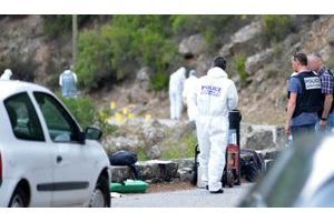  Les policiers collectent des preuves sur le lieu du crime, à Castirla, en Haute-Corse.