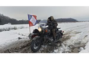  Le 3 décembre 2012, Sylvain Tesson commence son périple. Sur son Ural, un side-car de fabrication russe, il traverse le champ de bataille de Borodino, à 100 kilomètres de Moscou. 