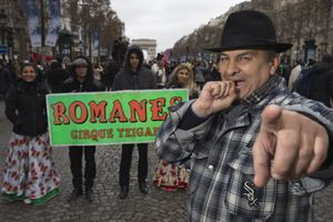 Alexandre Romanès mène la parade du cirque sur le Champs Elysées le 1er janvier 2016