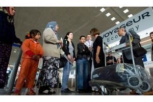  Une famille de Roms s'apprête à embarquer à l'aéroport Roissy-Charles de Gaulle