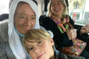 Avec Séverine, sa belle-fille, et Nino, son petit-fils, dans un taxi pour la gare de Lyon, à Paris, le 10 octobre. Destination la Suisse, où vit Sébastien. 