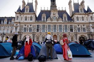 Une centaine de familles de migrants s'étaient installées sur le parvis de la mairie de Paris.