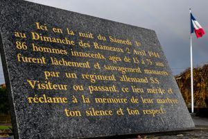 Une plaque commémorant le massacre de Ascq, à Villeneuve-d'Ascq.