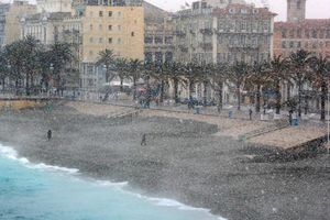 Il a neigé sur la Promenade des Anglais, à Nice.