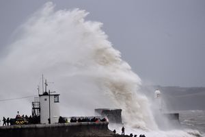 Une vague au Pays de Galles, dimanche. 