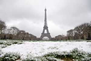 La Tour Eiffel sous la neige le 6 février 2018.