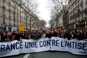 A Paris, le 28 mars, la marche blanche a rassemblé des milliers de personnes jusqu’à l’immeuble de Mireille Knoll, avenue Philippe-Auguste.
