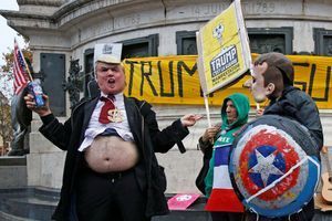 Un manifestant déguisé en Donald Trump place de la République.
