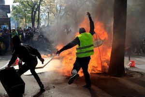 Des manifestants allumant des feux à Paris, le 1er mai. 