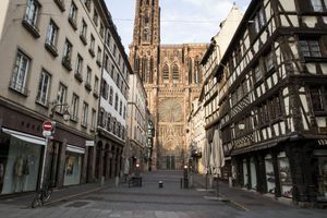 Devant la cathédrale de Strasbourg. Image d'illustration. 