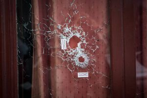 Des impacts de balles au Carillon, rue Bichat.