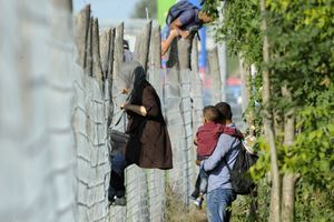 Des migrants tentent de quitter la Hongrie