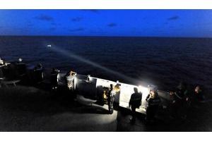  A bord de «La Somme», des marins français dirigent un projecteur sur une embarcation potentiellement pirate en avril 2010, au large de la Somalie.