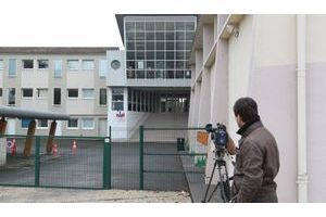  Ce lundi, de nombreuses caméras de télévisions ont été vues devant l'entrée du collège. 