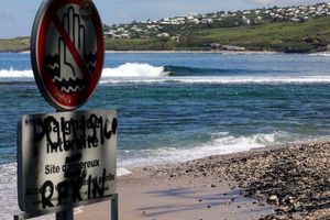 Un panneau d'interdiction de baignade à Saint-Leu, à la Réunion, en février 2019.