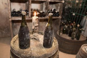Deux bouteilles de Vin Jaune du Jura, à Arbois. 