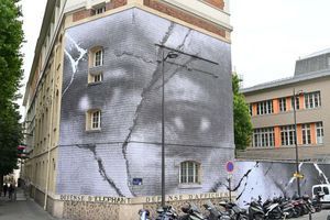 La fresque s'affiche sur les murs d'un bâtiment du 10e arrondissement 