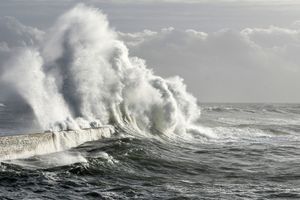 Des vagues en Bretagne en novembre (image d'illustration). 