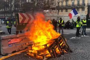 Vidéo : la colère des "gilets jaunes" sur les Champs-Elysées
