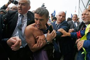  Le DRH, torse nu, malmené par les manifestants.