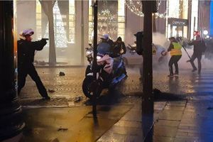 Capture d'écran extraite de la vidéo montrant la scène sur les Champs-Elysées, le 22 décembre 2018. 