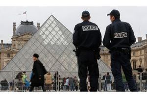  Les violences que subissent les agents du Louvre sont de plus en plus agressives: menaces, bousculades, insultes. 